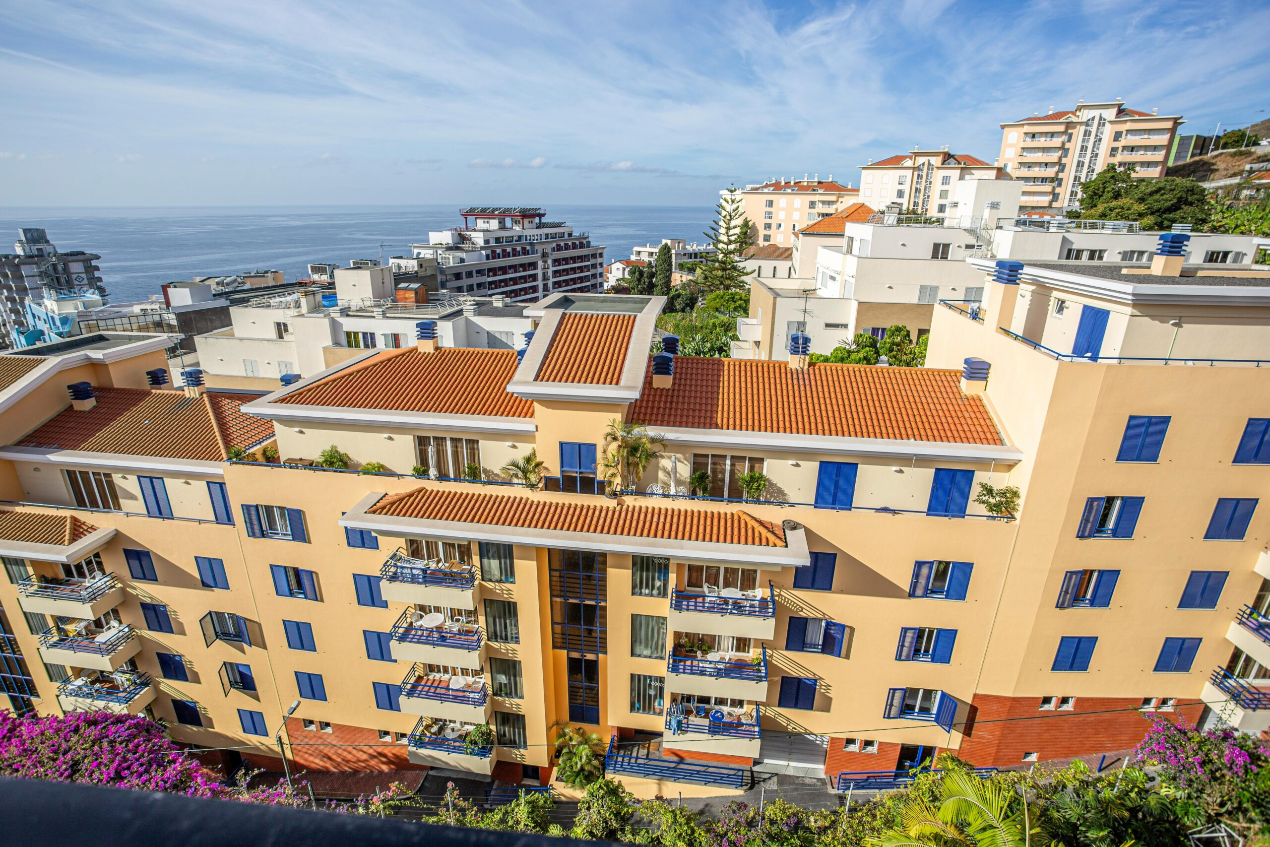 Apartamentos de colores brillantes con vista al mar en Funchal, Madeira Una combinación perfecta de vida urbana y belleza costera
