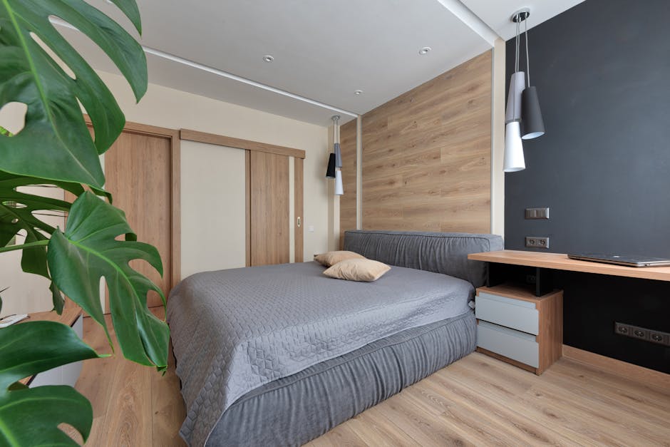 Diseño de dormitorio moderno y acogedor con detalles de madera y una exuberante planta monstera para un interior elegante