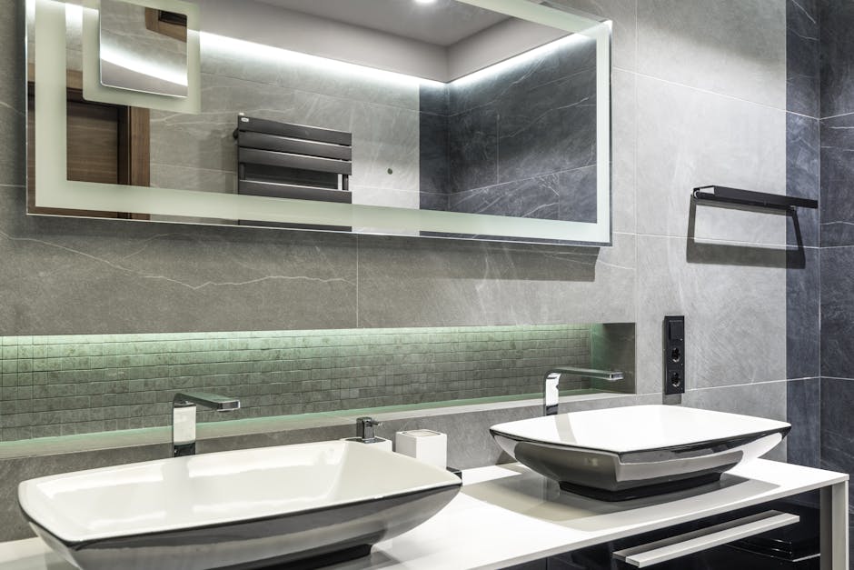 Baño elegante con doble lavabo, un espejo moderno y diseño contemporáneo